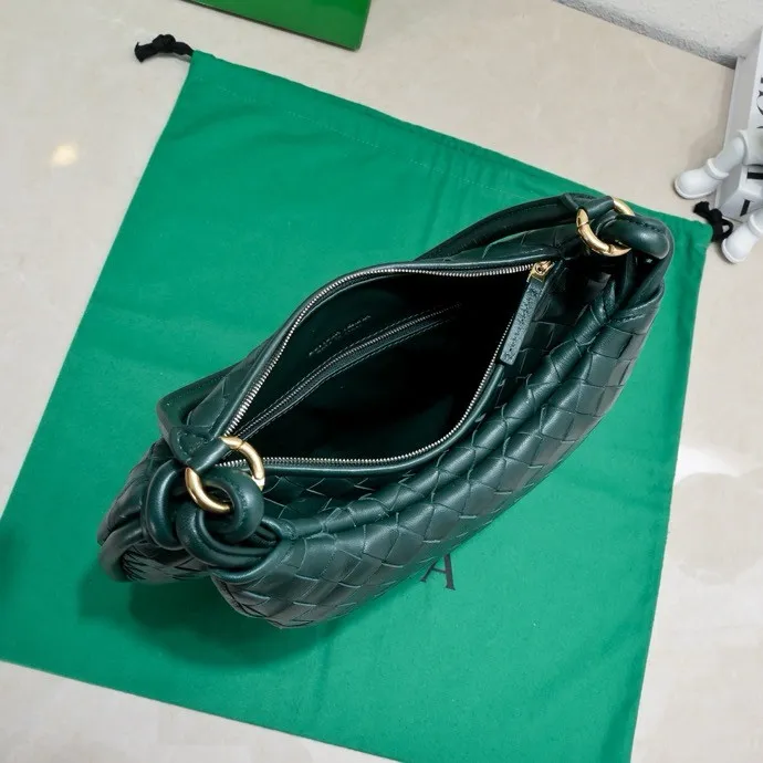 Batch 1860 Bv Shu Qi's same "Gemelli" twin bag 👇 Locked in advance 24 years of hot style 💕 Gemelli is paired with two half-moon shaped bags, matched with the brand's iconic intrecciato woven sheepskin, equipped with a detachable tubular handle, which can be used as a clutch, on the shoulder or by flipping the small crescent moon as a handle, or as a long shoulder strap 🉑️ crossbody The dual design has a personalized yet charming attitude, and the eye-catching visual impact brings an elegant and fashionable feeling. It is a bag worth buying💥 Size: 36x25x10, Model: 4281#